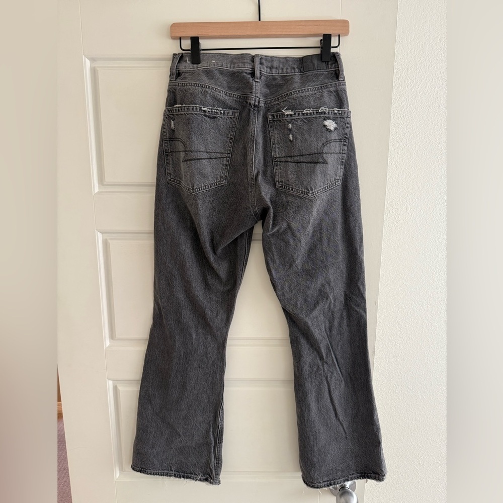 American Eagle Women’s Gray Denim Distressed 90s Flare Jeans Size 2 - Picture 4 of 6